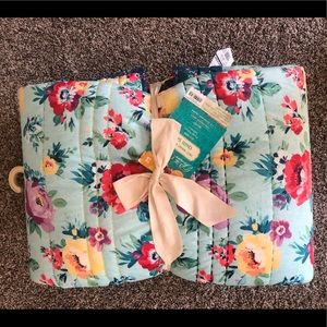 Brand new Pioneer Woman Full/Queen quilt and pillow shams